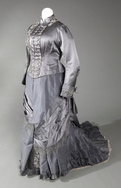 三件式钢灰色连衣裙包括两个紧身胸衣和一条裙子。伊丽莎·阿尔布雷·威塞尔在辛辛那提出生 作者 加尔文小姐